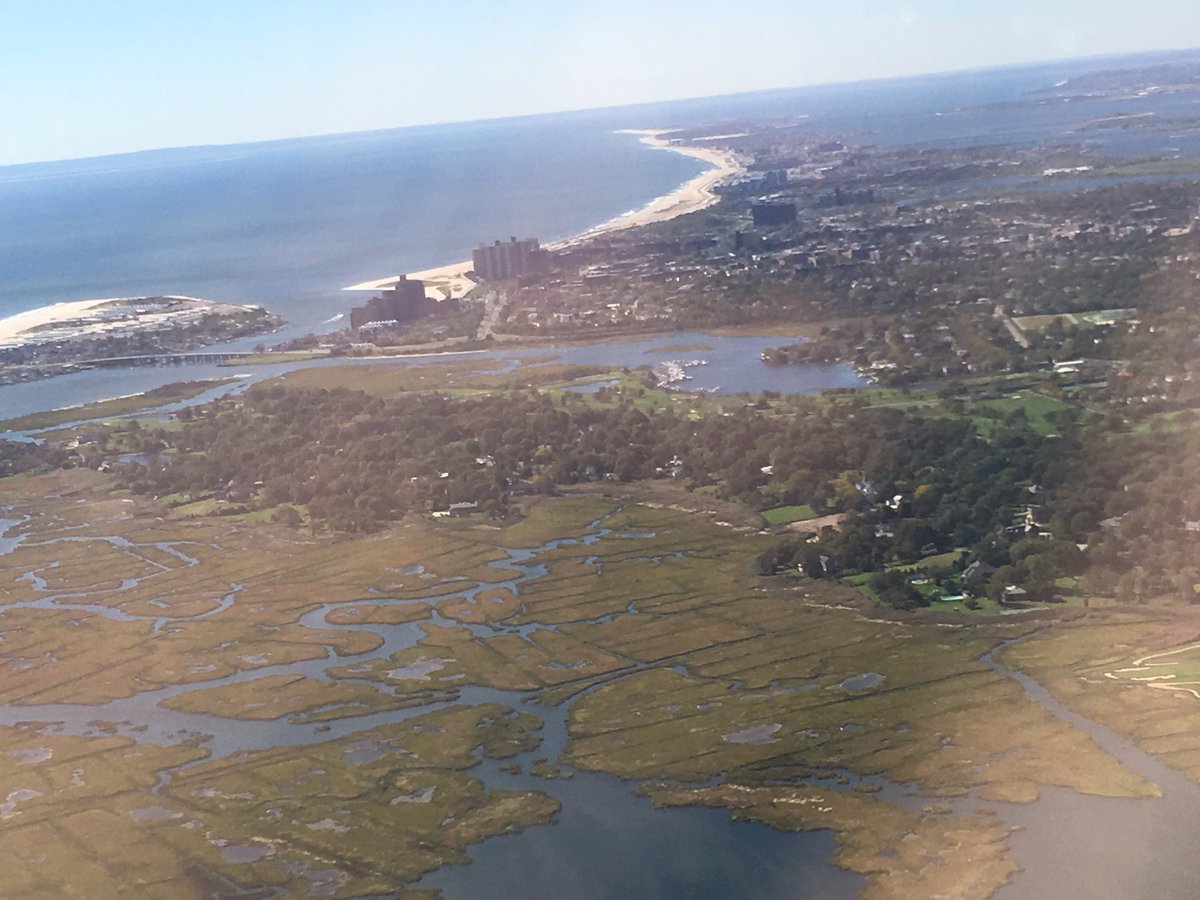 RenataFerrari's tweet photo. Beautiful day for flying. #WindowSeat (I never do that) #LikeAKid #GoingToCamp https://t.co/rYvh00Cu5G
