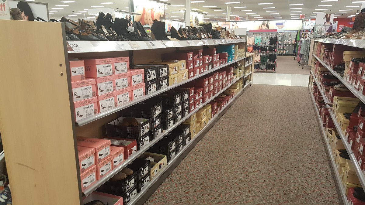 18Emtz's tweet photo. Rocking it out today @T1460!!
#SoftlinesBrandDetail #LeadershipAdAudit #HardlinesZoneRecovery
#ShoeGameOnPoint 
#LODLikeABoss https://t.co/mz1RP8GjnZ