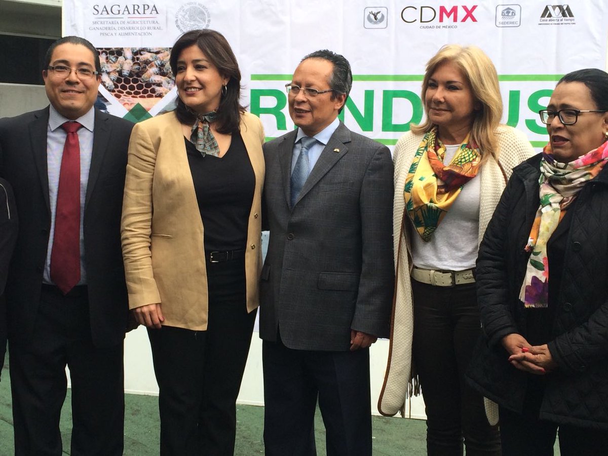 incarural's tweet photo. Directivos @SAGARPA_mx Sria.@SEDERECCDMX DG @linosma entrega a Rector @UAM_Iztapalapa reconocimiento por abrir espacio realización #RENDRUS https://t.co/fAE8biTMvt