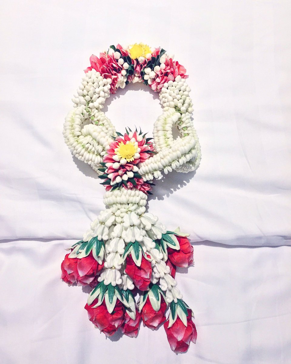 AliceVMeerbeeck's tweet photo. Thailand and its amazing flowers 🌺 this is a typical welcome gift to women (and yes... it's mine) 😎 #Thailand #Bangkok #flowers #travel https://t.co/z6OFeQ5dTh