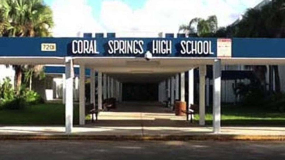 #BREAKING Person detained, S. Fl. school placed on lockdown due to report of person with gun bit.ly/2dGig2u?utm_me… https://t.co/9gS8ubiaIc