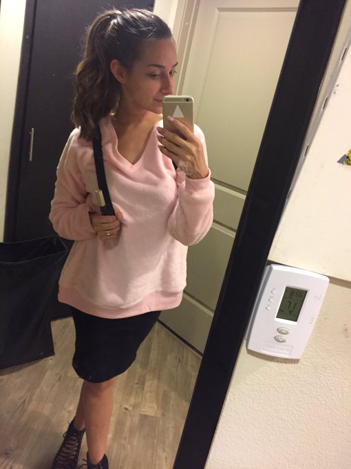 I love my short little pony tail! 💁🏻 Hope you're all having a great Monday 💘 https://t.co/URPB1plZV8<a href="/tag/pornstarsandtheirpets"class="tags"><span>#pornstarsandtheirpets</span></a>