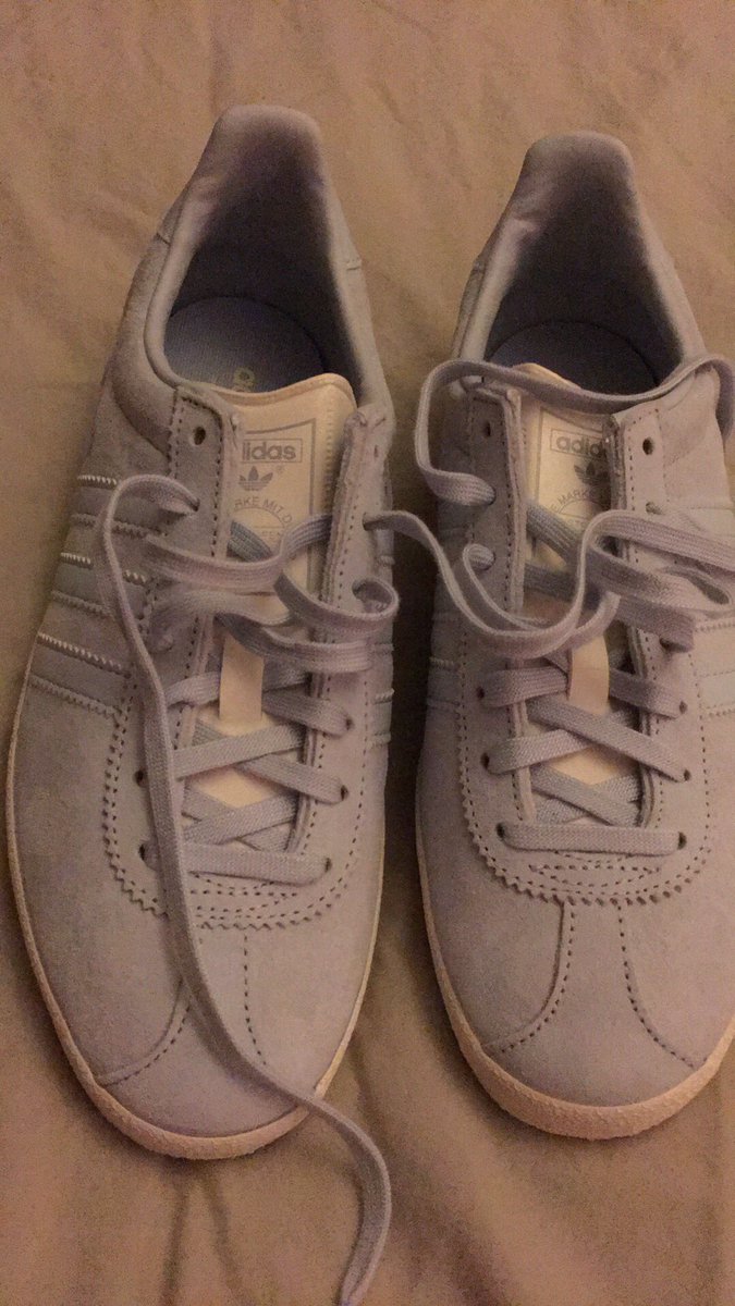 SammyImp's tweet image. Who said romance is dead, who needs flowers when you can get adidas trainers 😂😂 #firstpair #luckyme