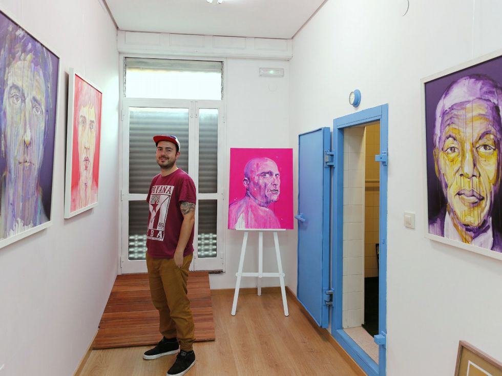 La energía fosforescente de la pintura de Abraham Caride llena la galería Basquiart goo.gl/fDTf0i