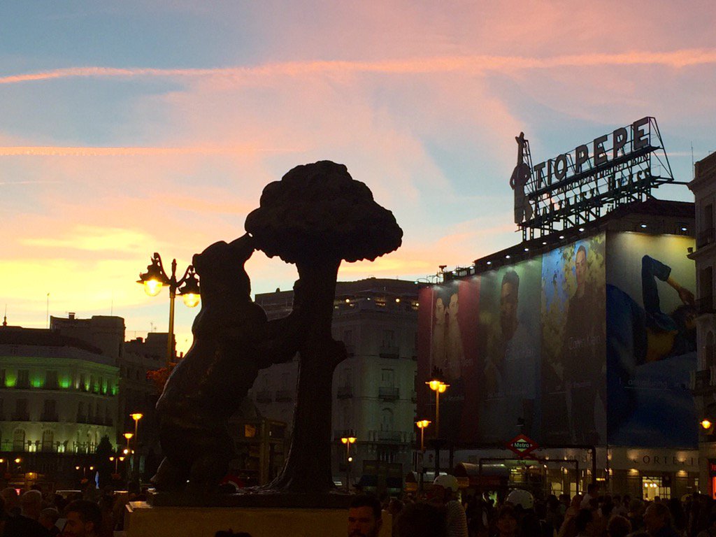 Beatrizxy's tweet photo. #Madrid y esos cielos que enamoran   💙🍀📸
#ComparteTuAtardecer y de #Madrid al #cielo ✨✨
@Sofijuliett @lancelot_xbal https://t.co/vC8LEtA20l