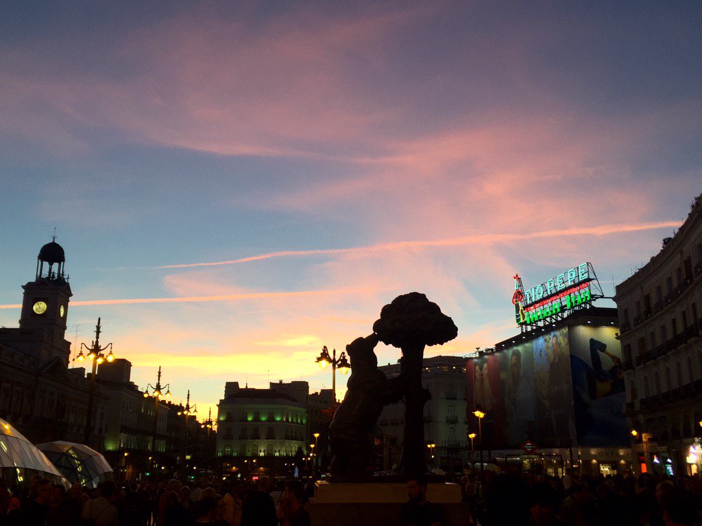 Beatrizxy's tweet photo. #Madrid y esos cielos que enamoran   💙🍀📸
#ComparteTuAtardecer y de #Madrid al #cielo ✨✨
@Sofijuliett @lancelot_xbal https://t.co/vC8LEtA20l