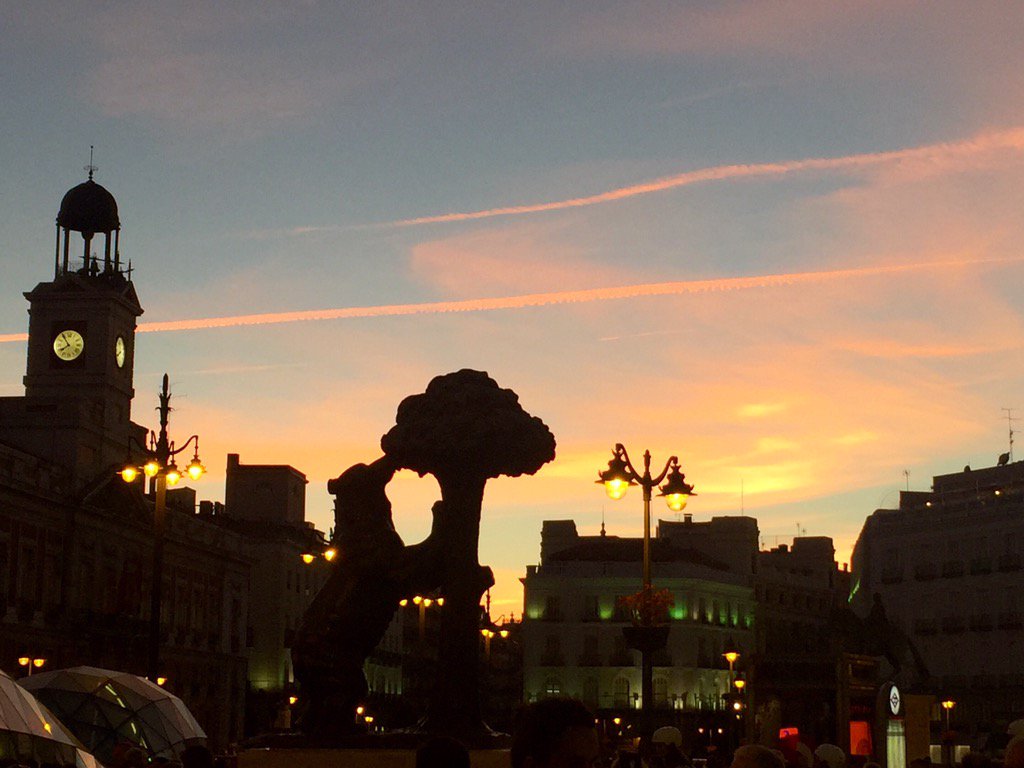 Beatrizxy's tweet photo. #Madrid y esos cielos que enamoran   💙🍀📸
#ComparteTuAtardecer y de #Madrid al #cielo ✨✨
@Sofijuliett @lancelot_xbal https://t.co/vC8LEtA20l