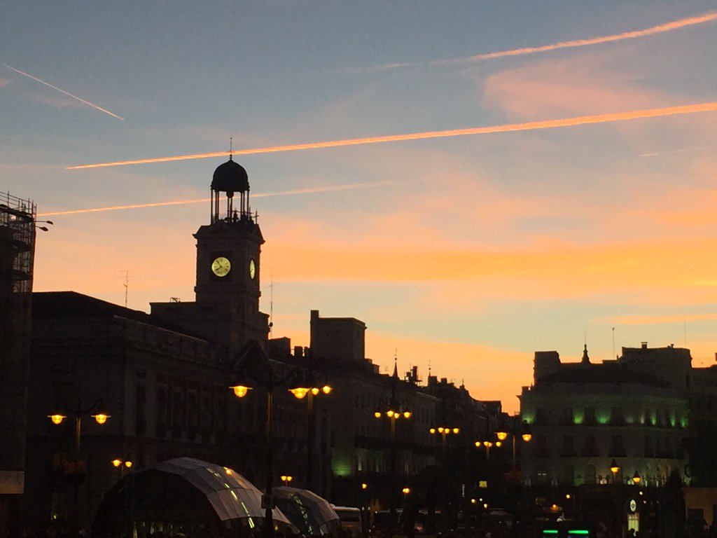 Beatrizxy's tweet photo. #Madrid y esos cielos que enamoran   💙🍀📸
#ComparteTuAtardecer y de #Madrid al #cielo ✨✨
@Sofijuliett @lancelot_xbal https://t.co/vC8LEtA20l