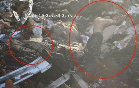 ta3zi's tweet photo. في كل حادث يسارع الناس لأنقاذ المصابين وانتشال جثث القتلى الا في #صنعاء سارعو لسرقة الساعات والجنابي 

#مجزرة_القاعة_الكبرى https://t.co/Sx1aCrrL3y
