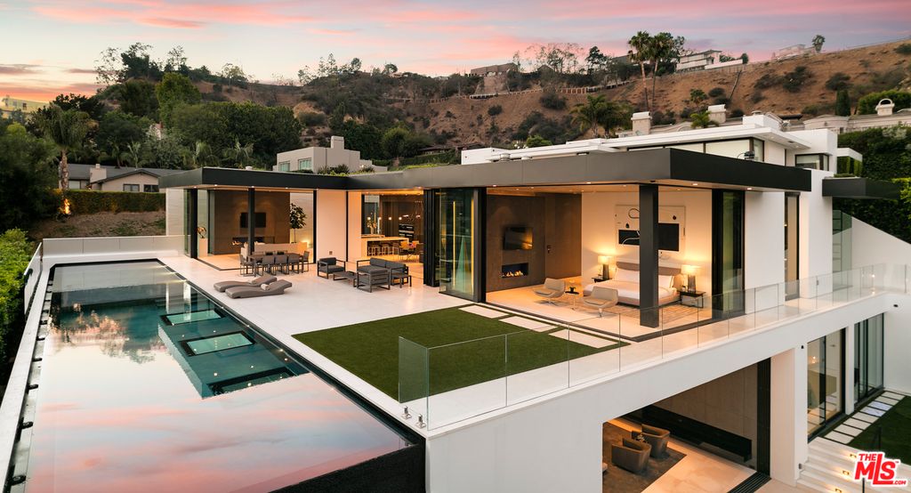 smsold's tweet photo. https://t.co/aHklx89T0Z New #luxury listing, gorgeous panoramic view $25.5M 4BR/7BA 8 Car Garage Open Tue 11-2 by client #DrewFenton #SmSold https://t.co/F8UrnWvXTS