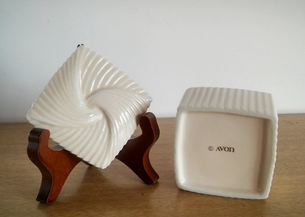 Abatevintage's tweet image. Vintage Avon Porcelain Ivory Trinket Box etsy.me/296Bg3h #Etsy #IvoryBox