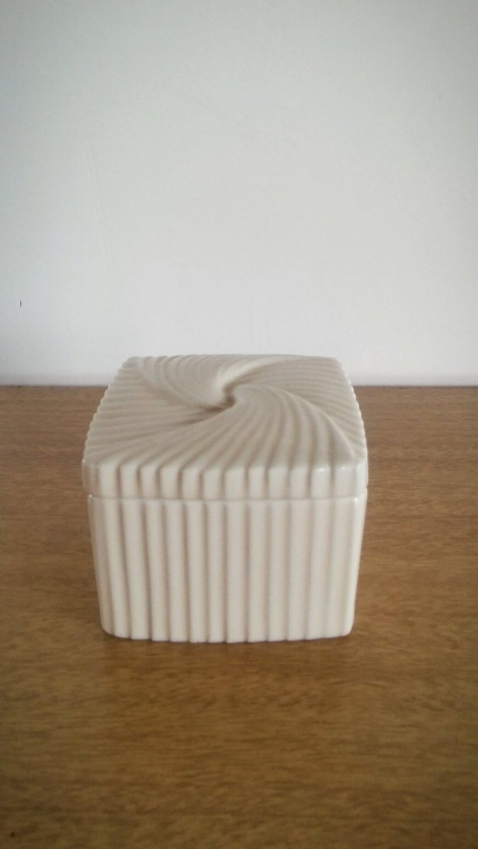 Abatevintage's tweet image. Vintage Avon Porcelain Ivory Trinket Box etsy.me/296Bg3h #Etsy #IvoryBox