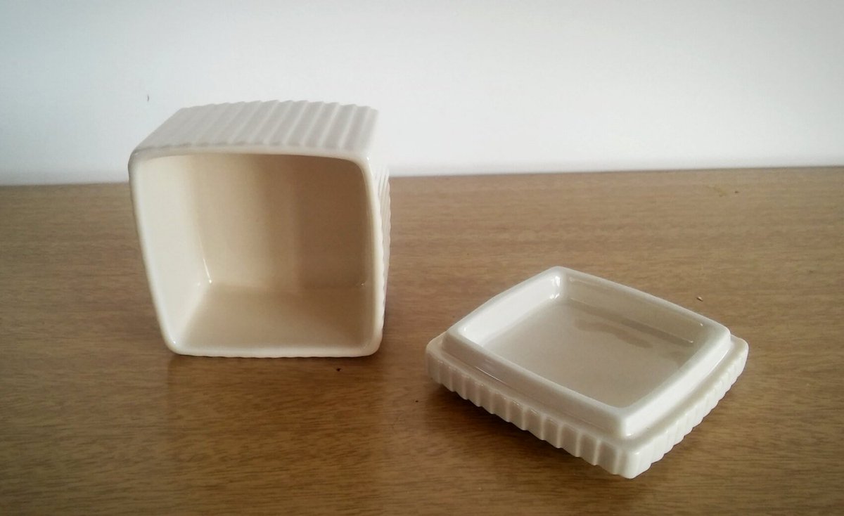 Abatevintage's tweet image. Vintage Avon Porcelain Ivory Trinket Box etsy.me/296Bg3h #Etsy #IvoryBox