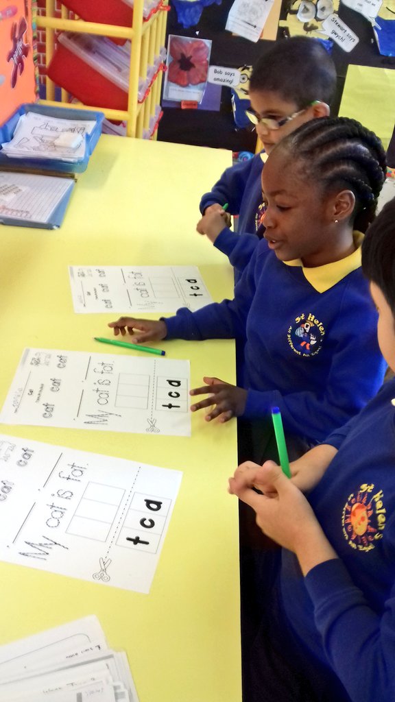 sthelensp's tweet photo. Mrs Branford's RWI group are reviewing, reviewing, reviewing today! #speedsounds #greenwords #redwords https://t.co/FYgif0FVSh