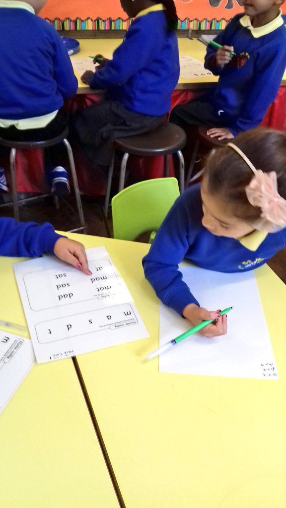 sthelensp's tweet photo. Mrs Branford's RWI group are reviewing, reviewing, reviewing today! #speedsounds #greenwords #redwords https://t.co/FYgif0FVSh
