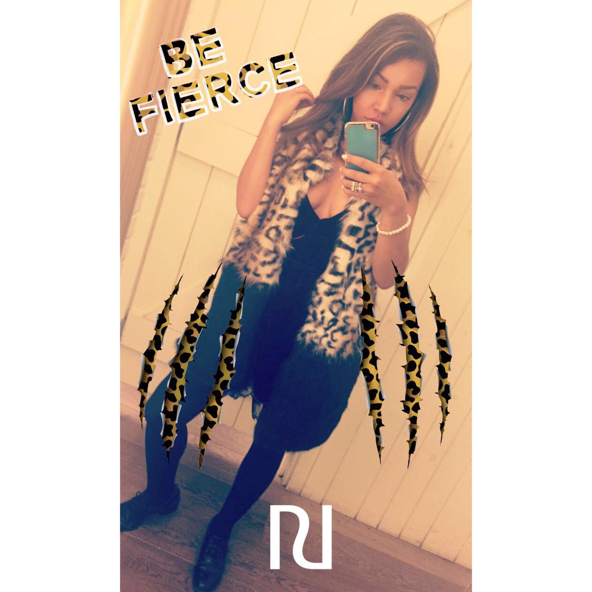 AfroGermanGirll's tweet photo. Feeling like a million dollars in this velvet lace hem playsuit &amp; faux fur stole @riverisland 💕#ImwearingRi #risnap https://t.co/X8Weaj6Iom
