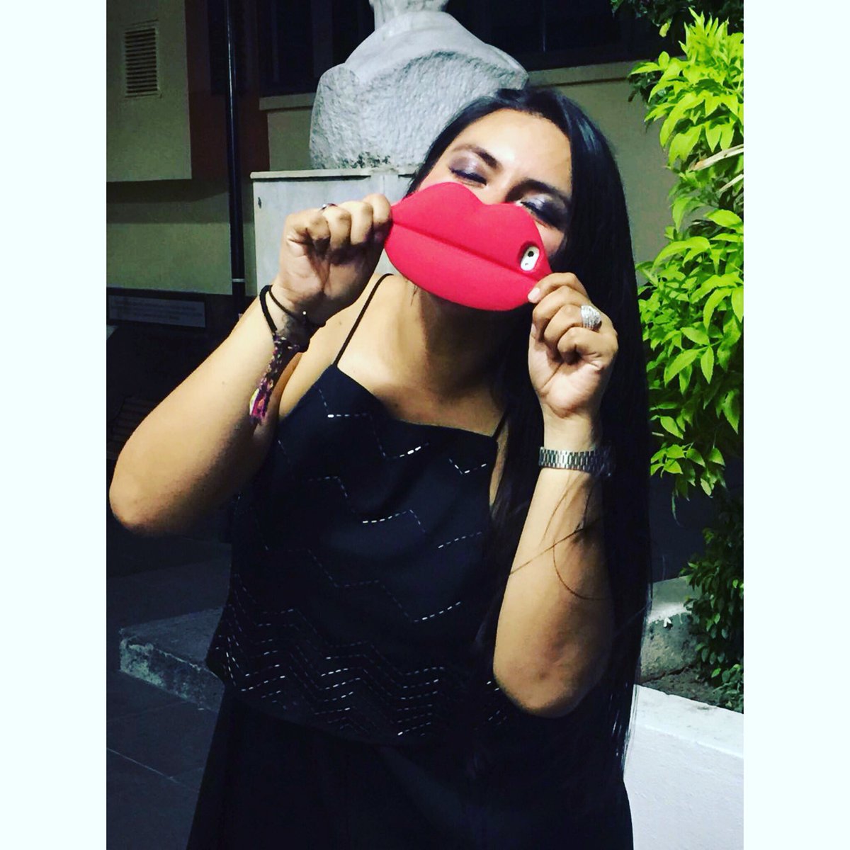 ana_iniesta's tweet photo. Dame solo un beso que me alcance hasta morir!!! #zoetime https://t.co/cMc4Mucjes