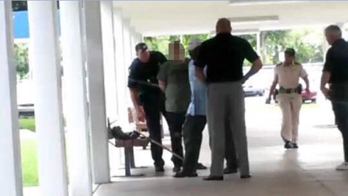 #UPDATE 3 arrested at Coral Springs HS in connection to lockdown, one had gun bit.ly/2ekjEWW https://t.co/866Mx2wFA5