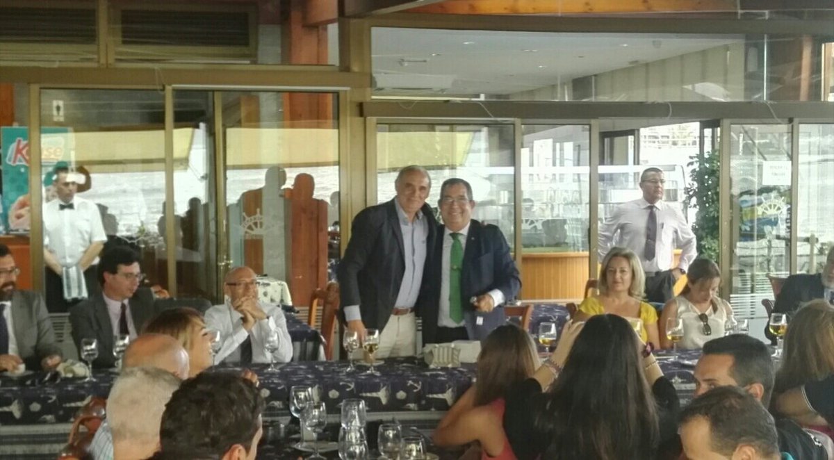polprcanarias's tweet photo. Cálido homenaje al Comisario Juan Luis Regalado Blanco por su jubilación tras 45 años de servicio. #LPGC #Canarias. @policia https://t.co/Eu9uYwjoFl