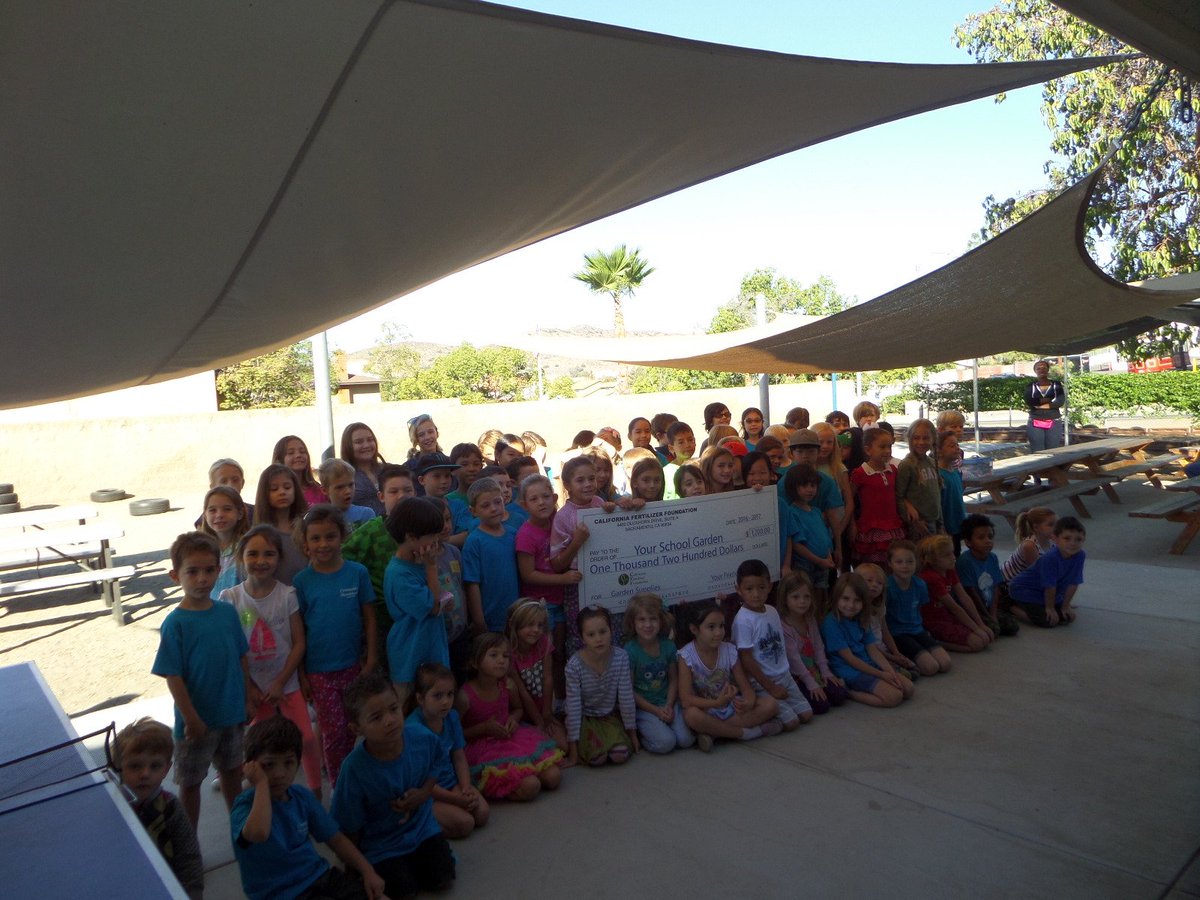 CAFertilizerFdn's tweet photo. Teachers and students at Community Montessori Charter School in Santee receive their Garden Grant. Cannot wait to see their garden grow. https://t.co/nAR6iMJkeB