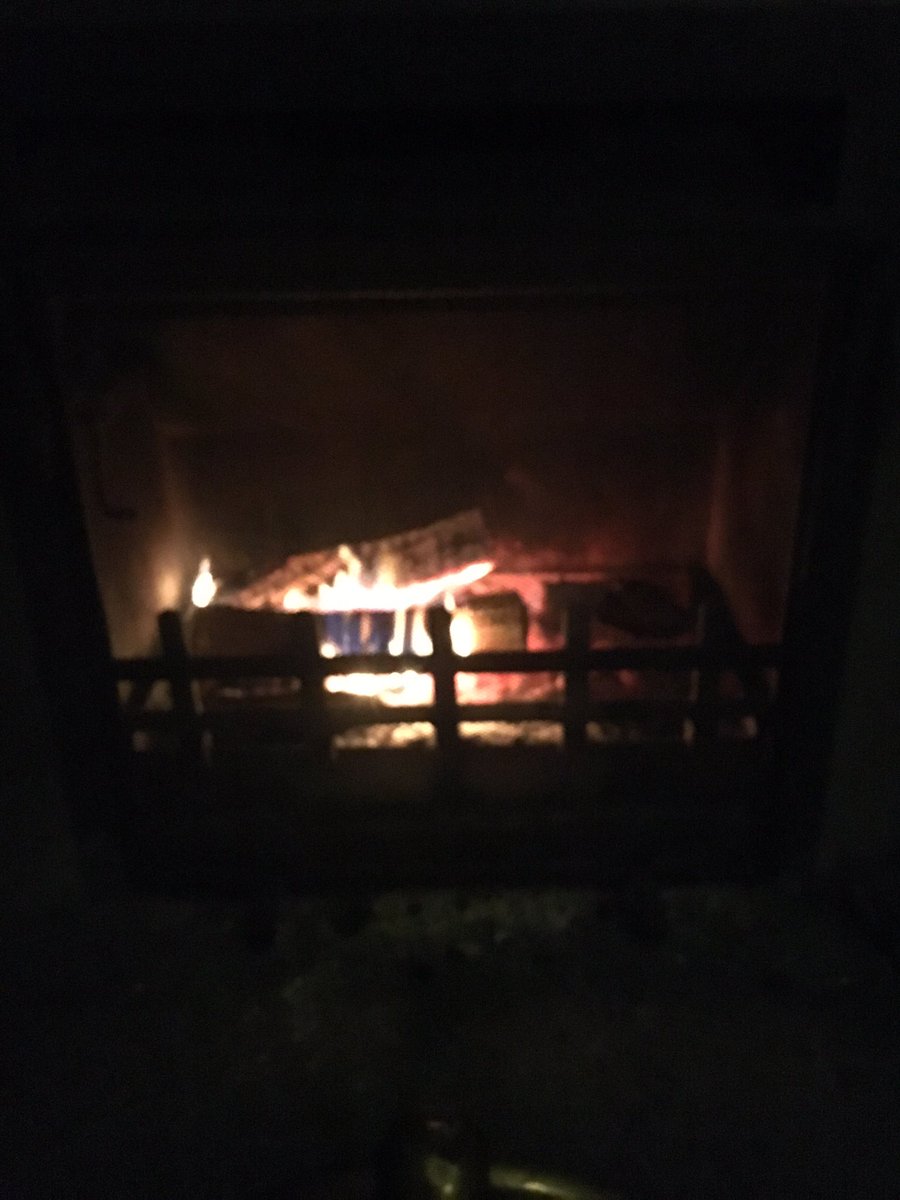 Annalisatastic's tweet photo. Autumn nights drawing in! #mondaydowntime getting ready for my fix of #ColdFeet https://t.co/rulzJ1za76