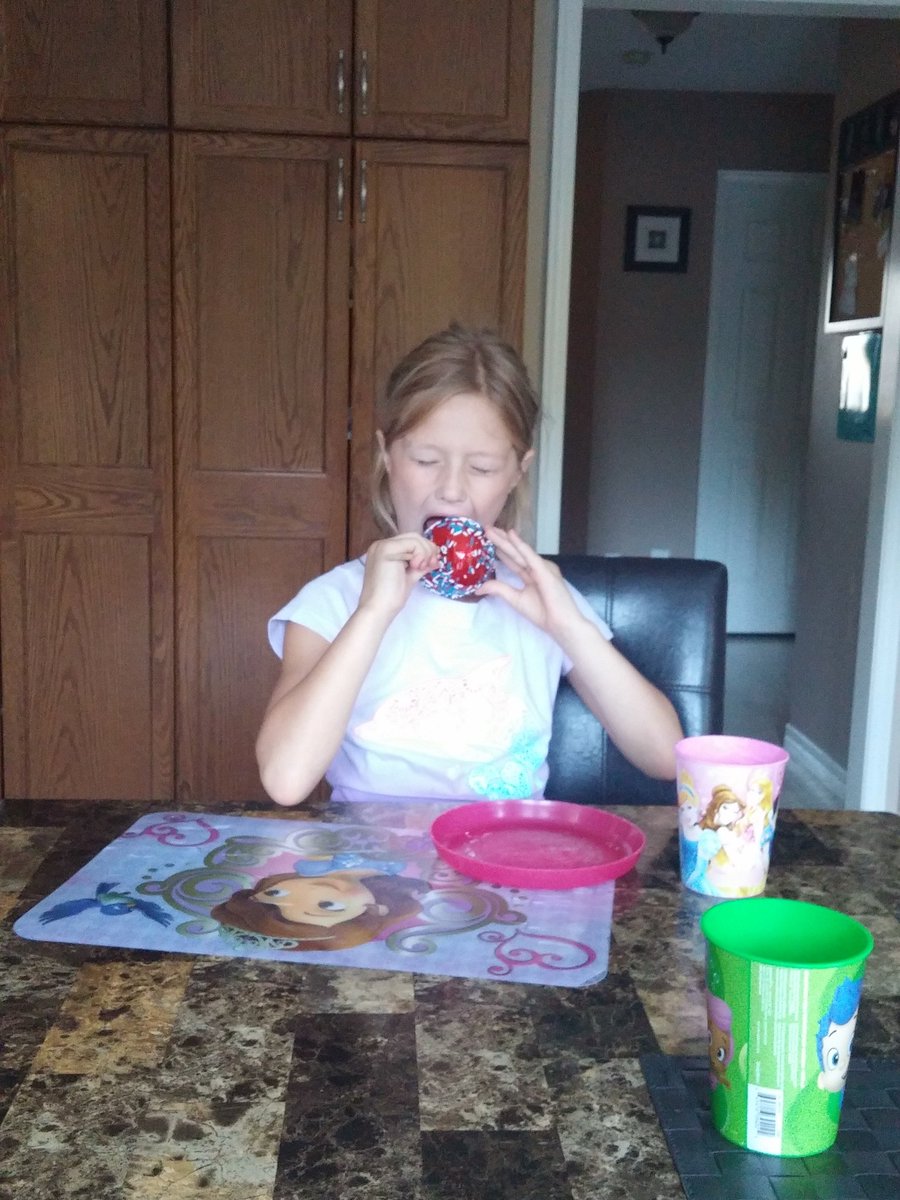 YesDPPS's tweet image. Mmmm??? Candy Apple instead of Pumpkin Pie #KidsToday