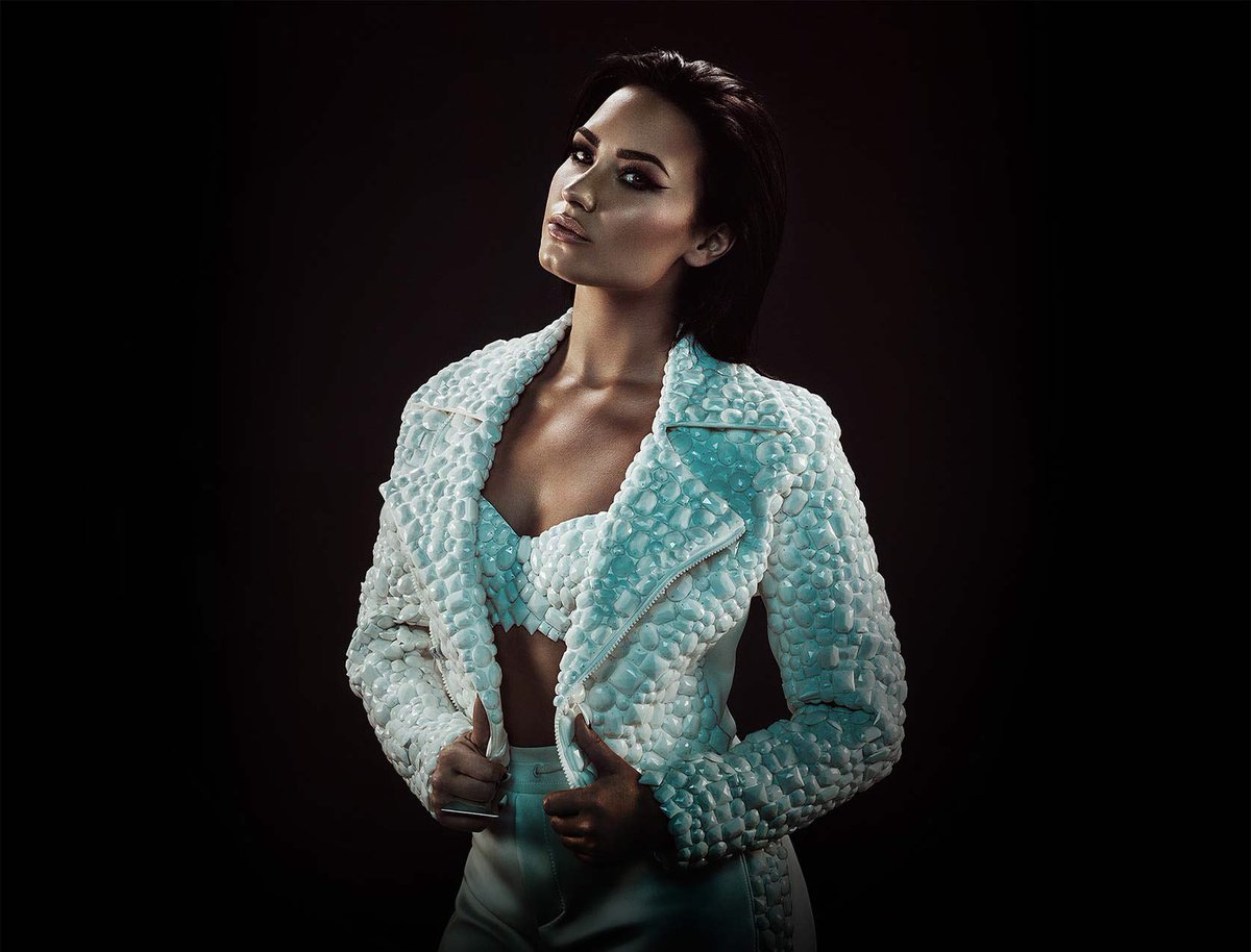 rogergzz's tweet photo. Tengo en mis manos tickets 🎟 para el concierto de @ddlovato en México... si hacen 200 RTs y 200 FAVs regalo mañana en @WakeUpEnEXA 104.9 🤘🏻 https://t.co/278eQGinI6