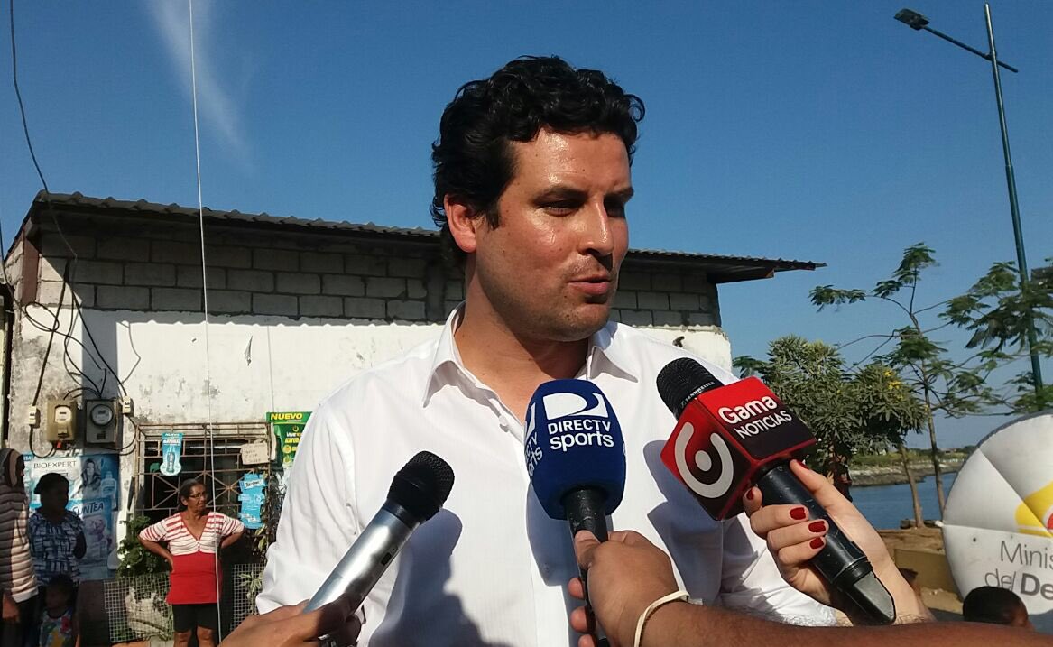 DeporteEc's tweet photo. "Queremos que nuestra juventud haga deporte y se aleje de los vicios de la calle". Ministro @xavierenderica #EscuelaComunitaria 🚣🏽 https://t.co/uyqrAfJYrE