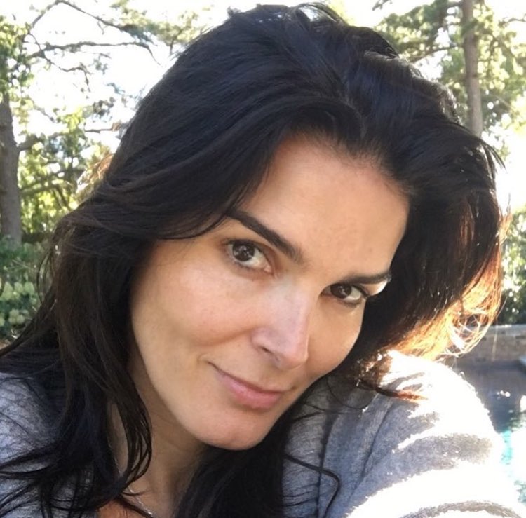 teamaharmon's tweet photo. From @Angie_Harmon's instagram: Hey kids! Confident in NO MAKEUP &amp; NO FILTERS...CANT WAIT TO TELL YOU WHY!! #sograteful #nospots #freshskin https://t.co/WoxspiRP9b