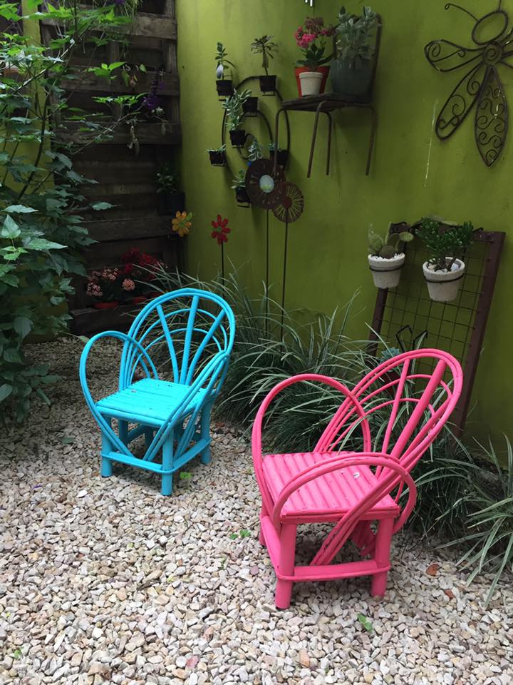Por acá llueve 🌧y sabes que??? Estas sillitas que pintamos con las OH My Chalk! están en nuestro jardincito sin ningún tipo de protección 😬