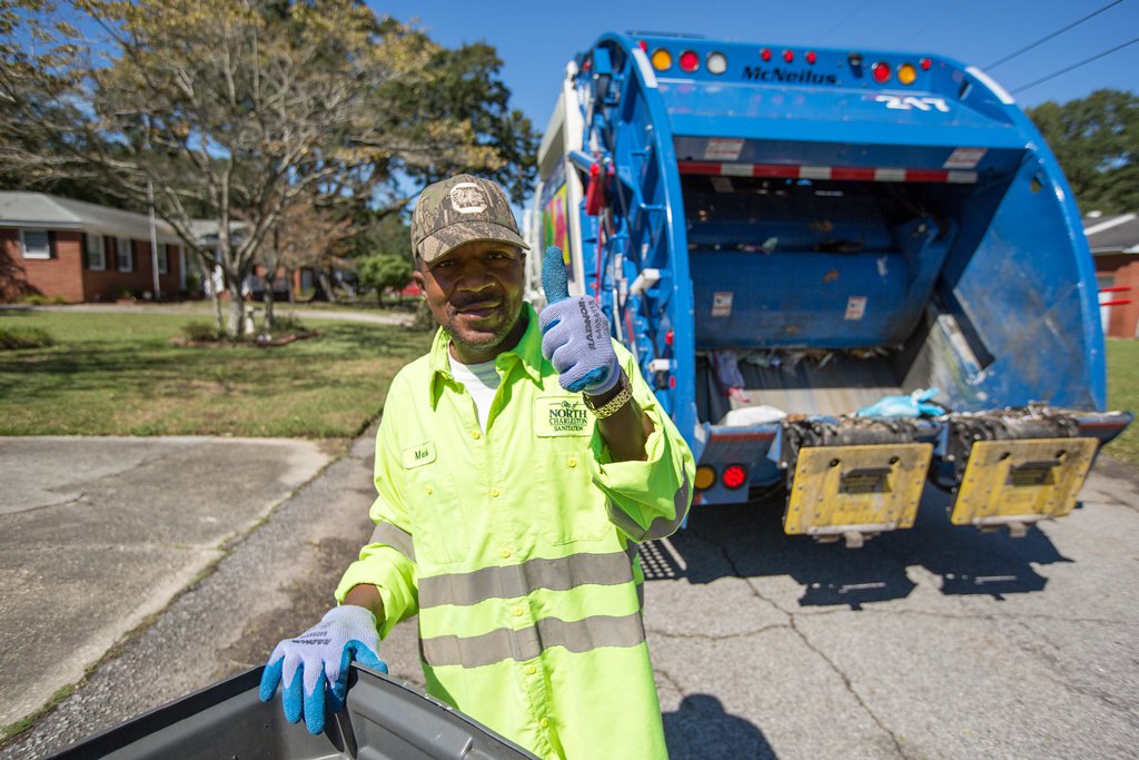 NorthCharleston's tweet photo. Our hard working Public Works employees are on a 12 hour shift, collecting garbage and debris. We're running on schedule. #HurricaneMatthew https://t.co/LDWDKo2Vju