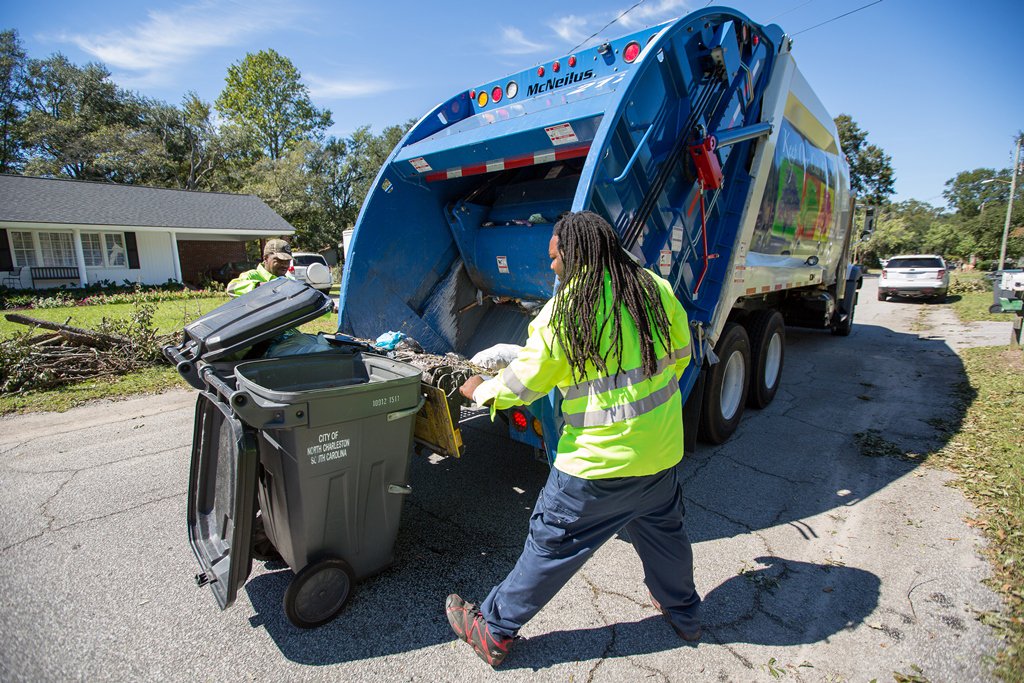 NorthCharleston's tweet photo. Our hard working Public Works employees are on a 12 hour shift, collecting garbage and debris. We're running on schedule. #HurricaneMatthew https://t.co/LDWDKo2Vju