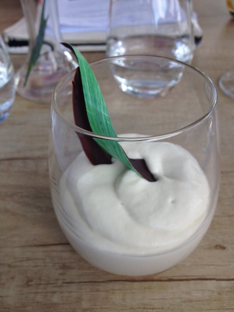a_oudejans's tweet photo. Simpel maar met sterke smaken: vijf kruiden mousse met mango. Genieten @360FOODEVENTS https://t.co/T29Wou7Dgd