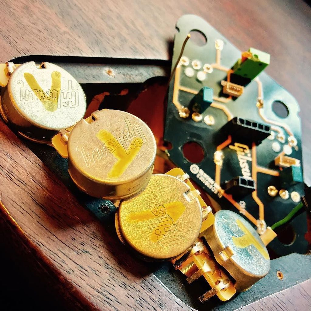 leninvargas's tweet photo. Chao #GibsonQuickConnect #quickconnect #GibsonLesPaul #gibsonlpj #gibsonlpj2013 https://t.co/jjHR8D5U1d