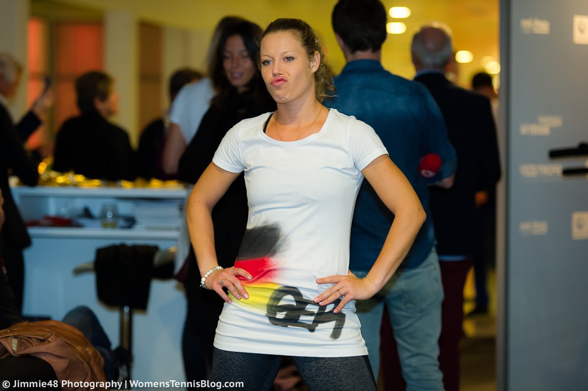 LAURA SIEGEMUND CubdIi4XgAAyd0Z