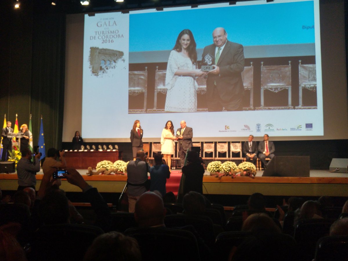chary_serrano's tweet photo. #7edicion Gala Turismo 2016 @CordobaESP Premio a la Asociación Amigos de los Patios Cordobeses @dipucordoba #PatronatodeTurismo https://t.co/Jo2ppmHM0r