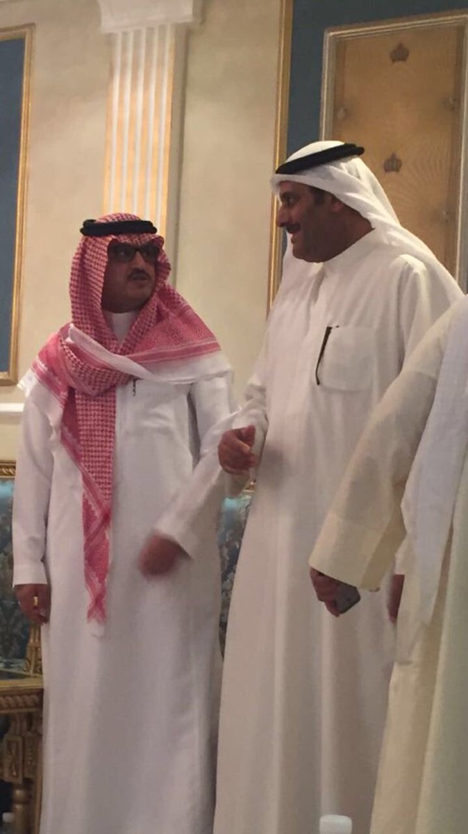 pressALQ8's tweet photo. العقيد متقاعد عايد صعفق السويط والقنصل السعوي نايف سلطان المعاوي في ديوان الدكتور عبدالعزيز السويط https://t.co/bggBDuuV7c