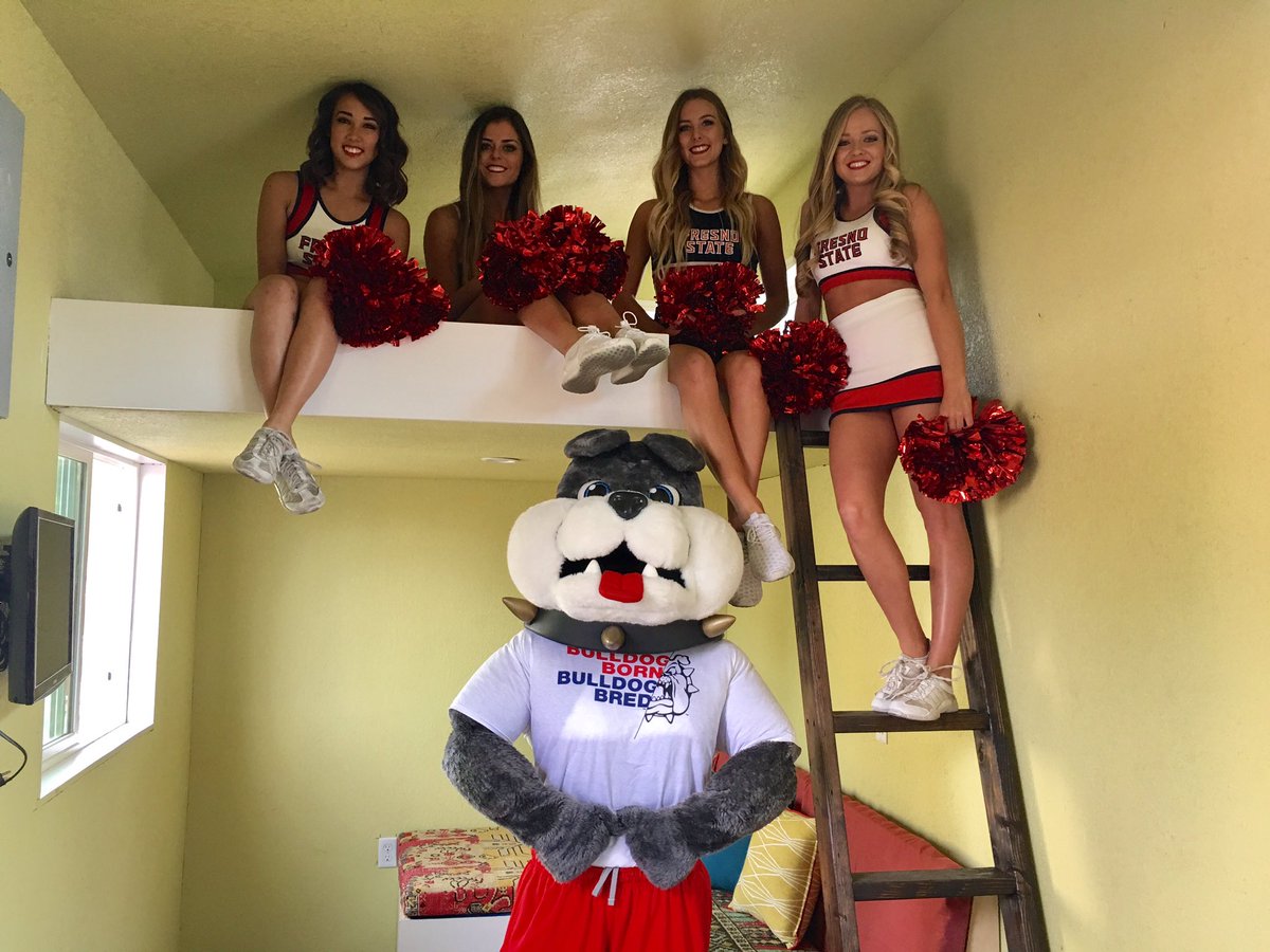 FSTinyHouse's tweet photo. Thank you to everyone who came out to show their support today! #TinyHouse16 #GoDogs #FSTinyHouse 🎉🏡🐾 https://t.co/CFMVleWFua