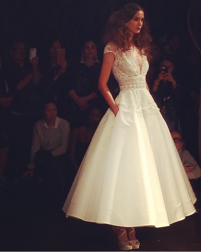 every dress in the <a href="/naeemkhannyc/">NAEEM KHAN</a> seemed to tell a story but this one totally had my 💕 #nybfw bit.ly/2dEpRfh