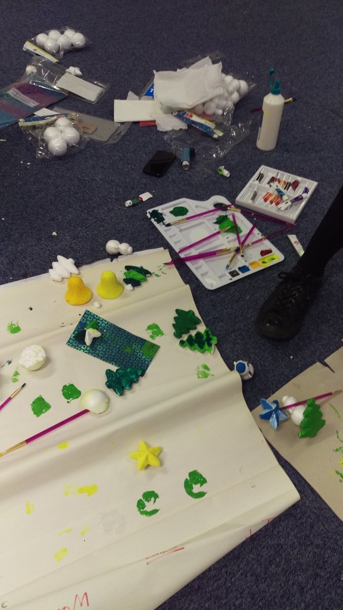 RochdaleYouthie's tweet photo. Getting creative at the young carers group as we start the table decorations for this year's Mayor's Youth Awards #MYA2016 https://t.co/9GqjQxwfNr