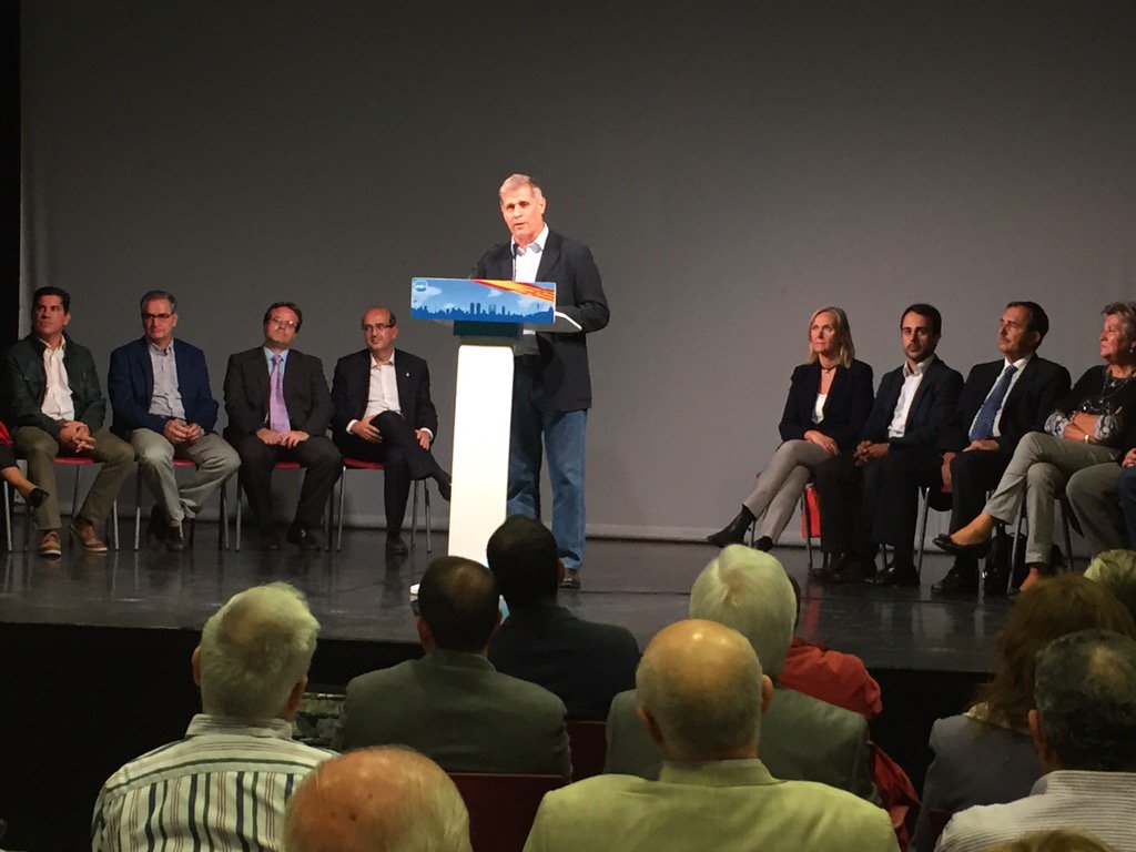 albertofdezxbcn's tweet photo. Acto del @PPCatalunya en Les Corts junto a mis compañeros de los distritos de #BCN @JorgeFdezDiaz https://t.co/Gsw1BeW85K