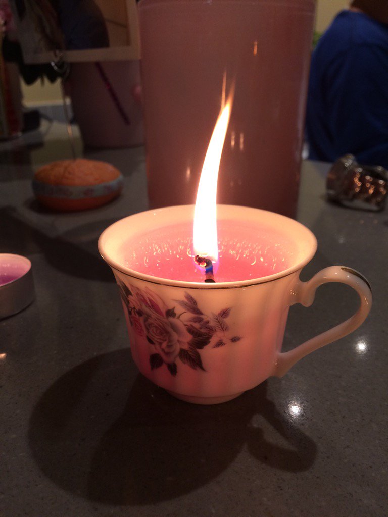 tsasken's tweet photo. @michelstuyts , kan ik een refill krijgen als ie op is 🤗🕯🕯🕯#myfavoritecandle https://t.co/xQYkbJ11X4