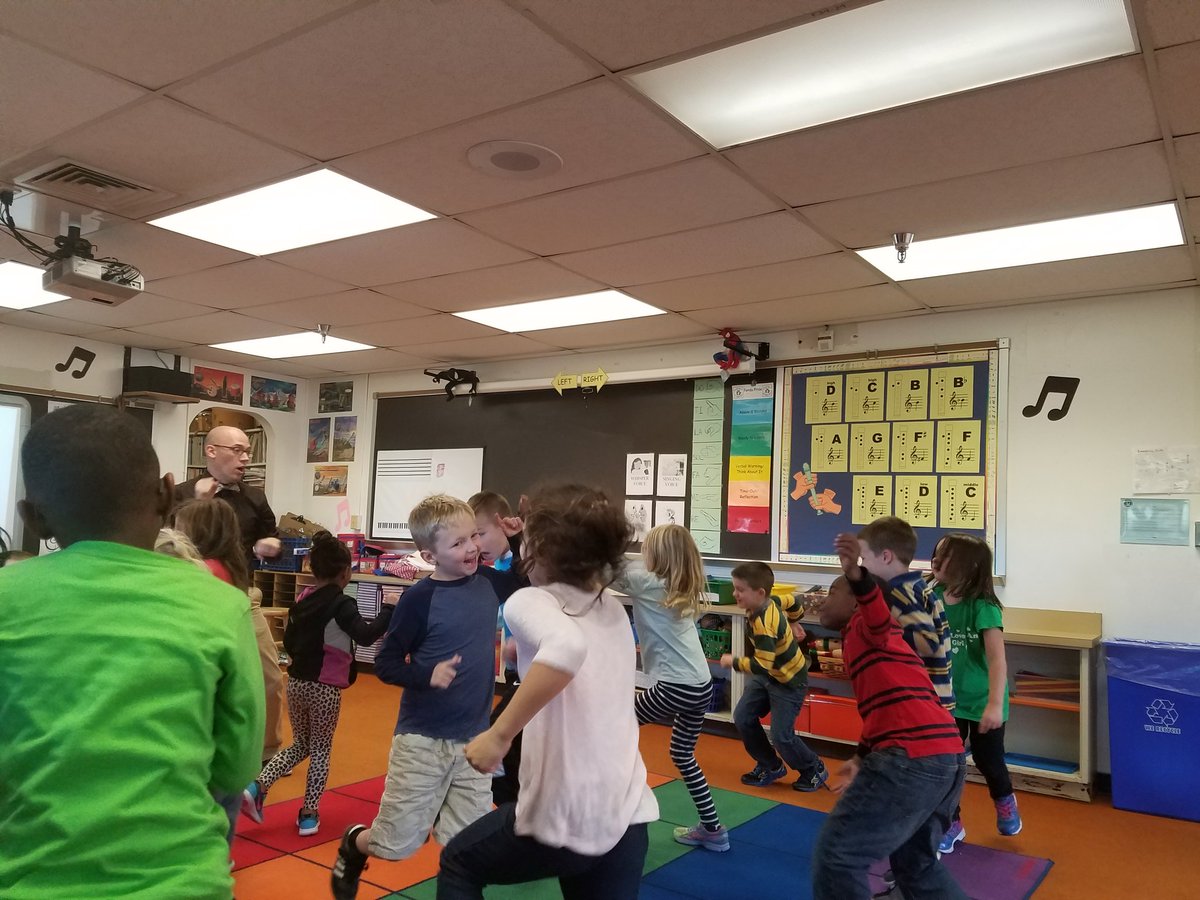 ssuzemuze's tweet photo. Parkway musicians demonstrate musical form through movement this afternoon 🎵🎶🎵#wearevpa @CorporaMusic https://t.co/lr13FI1Luc