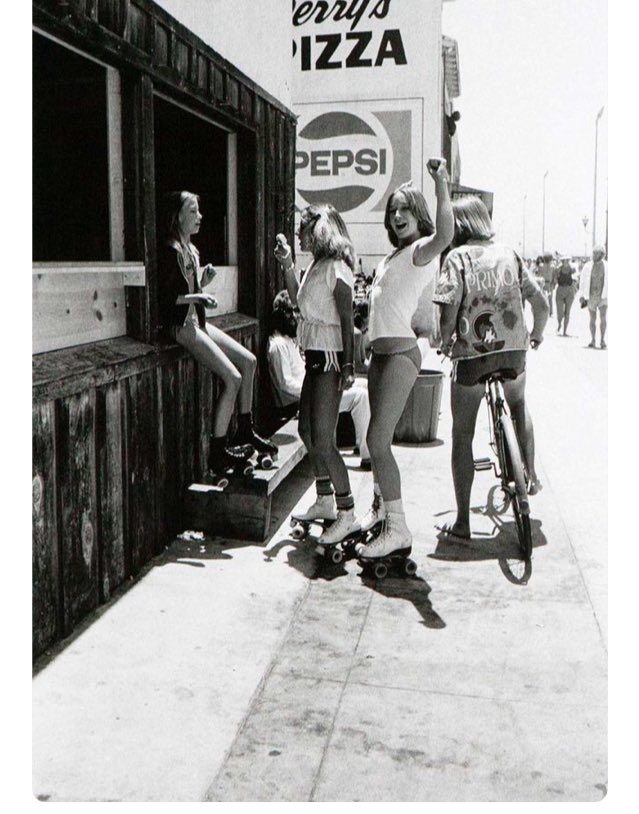 Lovendlessss's tweet photo. #venice in the day media and social networks were not in the way of peoples conversations and living a good life! #Mindfulness #antinetwork https://t.co/q7gKXvjgnI