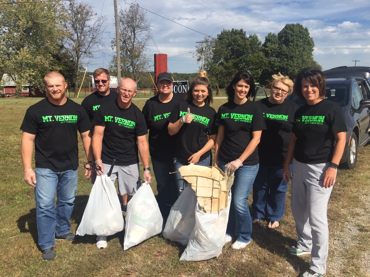 AndiC227's tweet photo. MV teachers out today completing acts of kindness. Our team cleaned the outer road! 
#MVR5Kindness #TeacherKindnessChallenge #MVR5Schools https://t.co/0w7Su5J1jT
