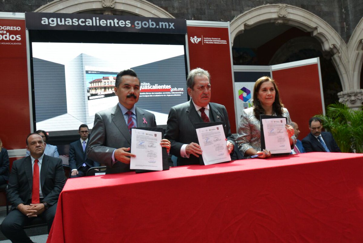 BuenGobierno_mx's tweet photo. Javier Vargas Zempoaltecatl de @SFP_mx y el Gobernado @CarlosLozanoAgs firmaron Convenio de Colaboración para integrar a la #VUN al @GobAgs https://t.co/MM8UiCw119