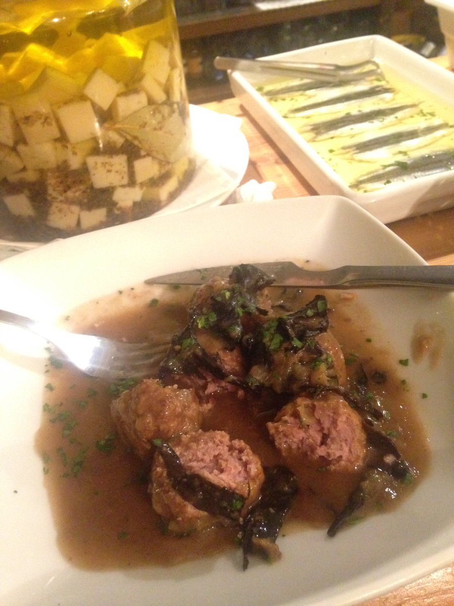 MARIETA1973's tweet photo. Volviendome loca un rato!! Albóndigas con trompetas de la muerte!!! #Bertso #BertsoTaberna #Taberna #Vasca #Gràcia #Verdi #barridegràcia https://t.co/MrdjrNrw6W