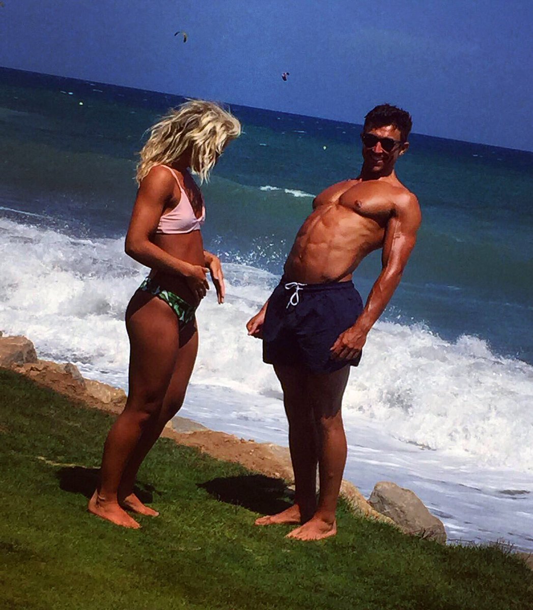 jamesdollah's tweet photo. Comparing tans and tums, let's just pretend that neither have faded. Current weather and 20,000kcal cheats days say different, adios abs 👋🏼 https://t.co/HSq0iFLZPQ