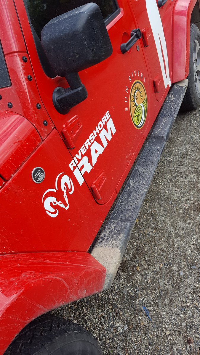 RobLarocqueQ's tweet photo. Got her a little dirty at the barn yesterday with my girls @RivershoreC @Jeep #4x4mud #kamloops #whatpuddle #doitagaindad @tmphotoworld https://t.co/cnSX3y9N1t
