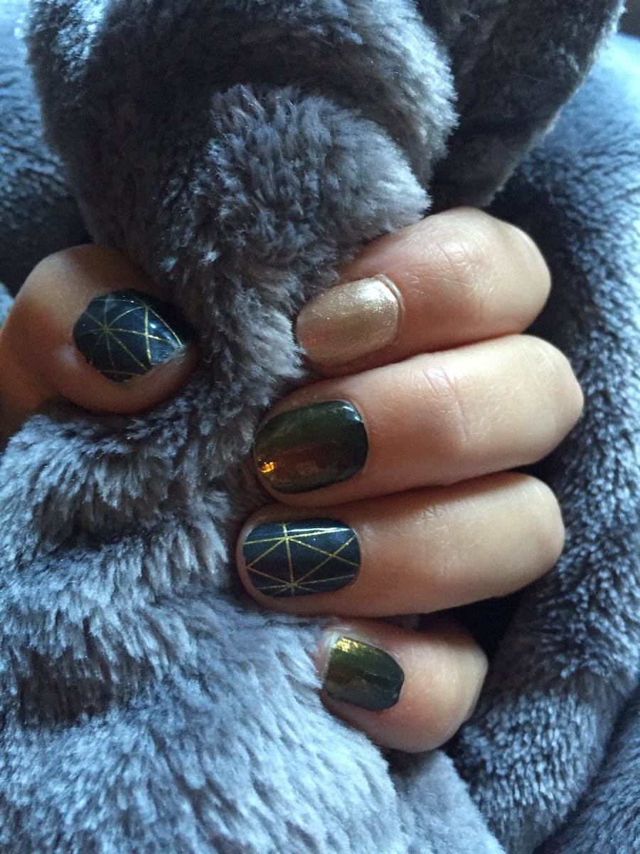 TheWrappedNail's tweet photo. When your new @katespadeny blanket makes the perfect @JamberryNails #nailfie! #brooklynbridgejn #dippedingoldjn #toastedjn #ItsFallYall! https://t.co/O834uapYn6